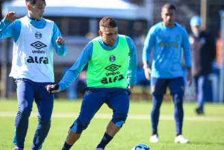 Cuéllar treina com o elenco do Grêmio