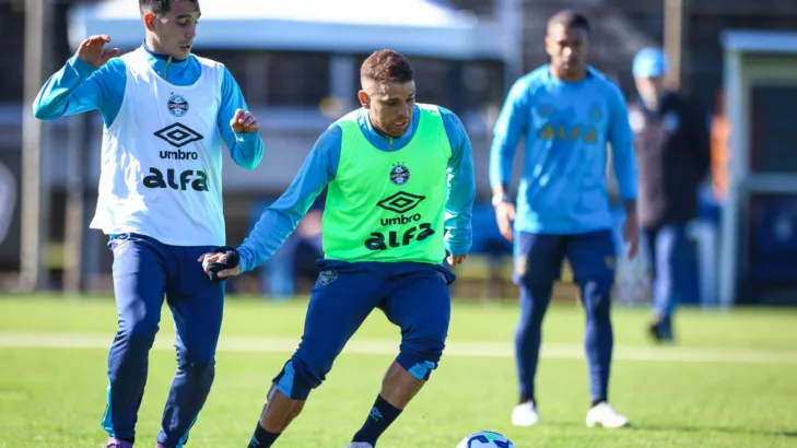 Cuéllar volta a treinar no Grêmio e torcida dá nova chance ao volante: “Eu confio nele” Cuéllar volta a treinar no Grêmio e torcida dá nova chance ao volante: “Eu confio nele”