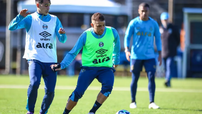 Cuéllar volta a treinar no Grêmio e torcida dá nova chance ao volante: “Eu confio nele”
