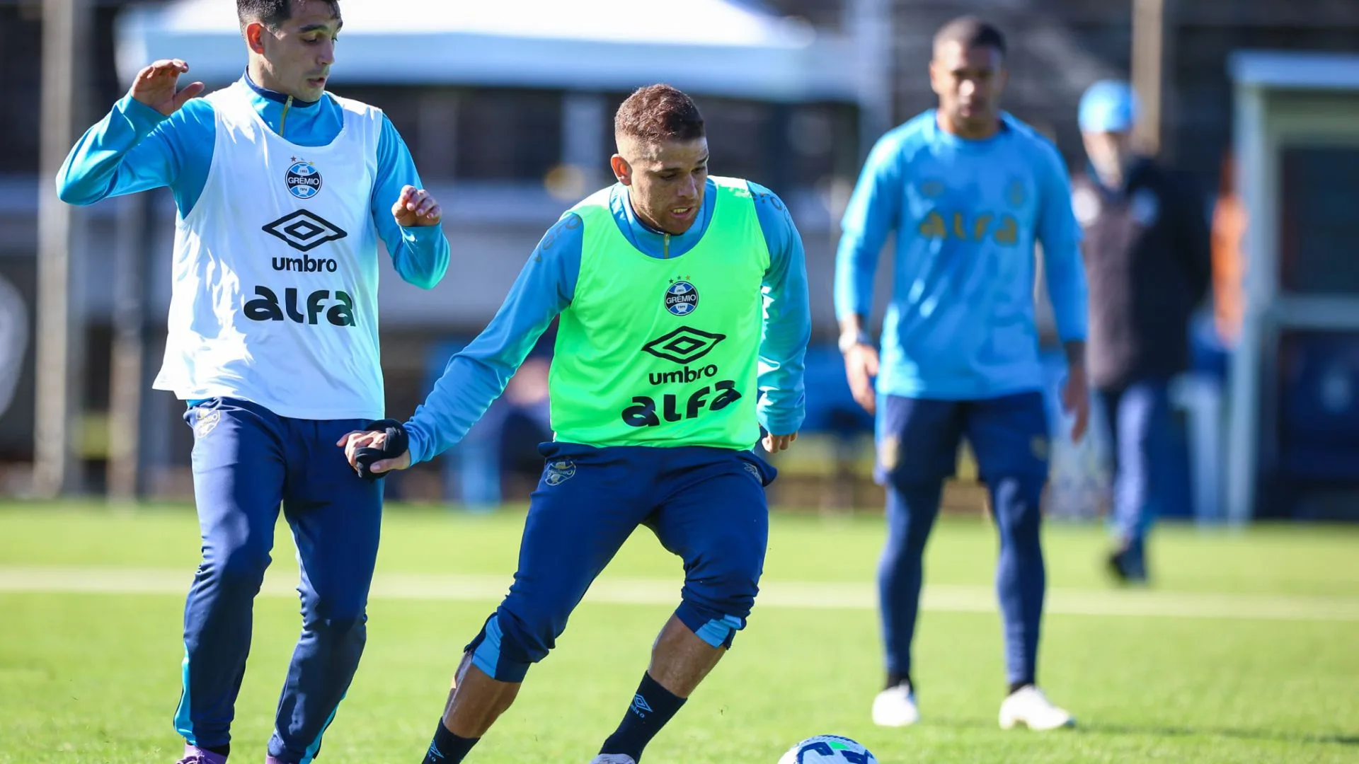Cuéllar volta a treinar no Grêmio e torcida dá nova chance ao volante: “Eu confio nele”