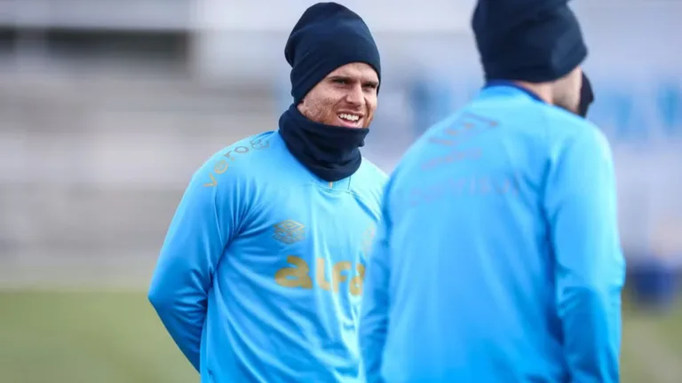 Cuéllar admite arrependimento ao ouvir Quinteros para “se condicionar jogando” e relata rotina com três horas de sono