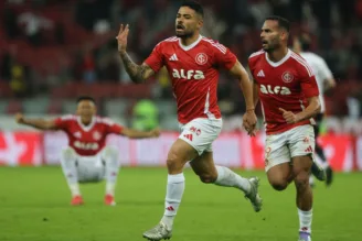Bruno Tabata comemora gol da vitória do Internacional