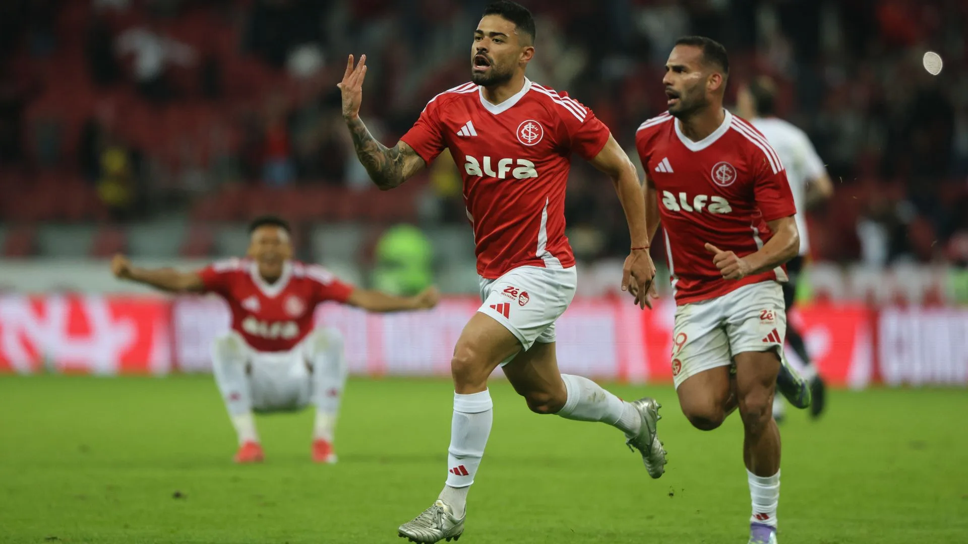 Nos acréscimos, Internacional derrota o Vitória e deixa o Z-4, mas torcida alerta: “Não anula a atuação patética”