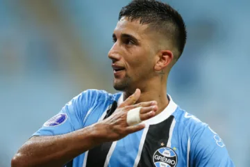 Cristian Olivera sofre acidente doméstico, vira desfalque no Grêmio e torcida reclama: “Só vive de atestado médico”