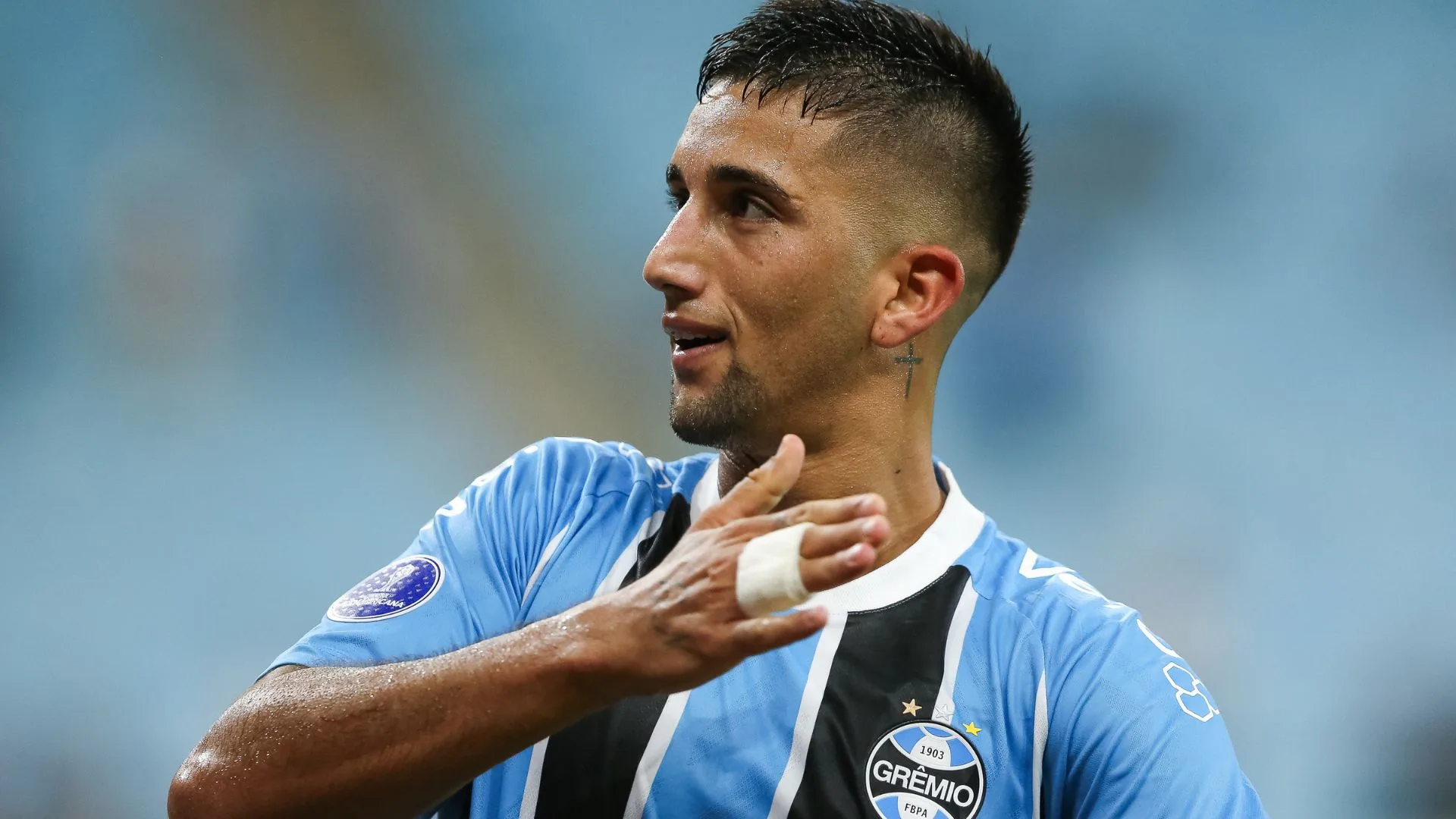 Cristian Olivera sofre acidente doméstico, vira desfalque no Grêmio e torcida reclama: “Só vive de atestado médico”