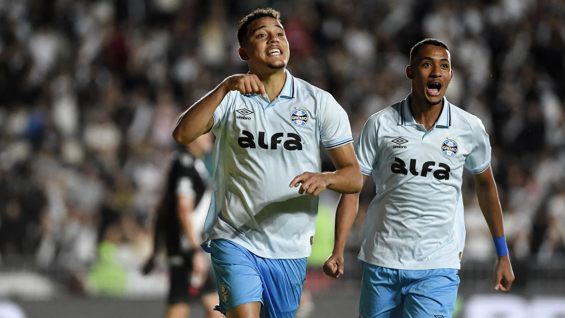 Grêmio confirma lesão na coxa de Gustavo Martins e torcedores se desesperam: “Não temos lateral-direito”