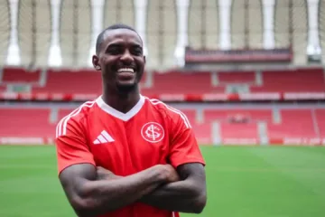 Roger Machado improvisa na lateral esquerda do Internacional e justifica Ramon no banco: “Escolha foi técnica”