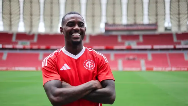 Roger Machado improvisa na lateral esquerda do Internacional e justifica Ramon no banco: “Escolha foi técnica” Roger Machado improvisa na lateral esquerda do Internacional e justifica Ramon no banco: “Escolha foi técnica”