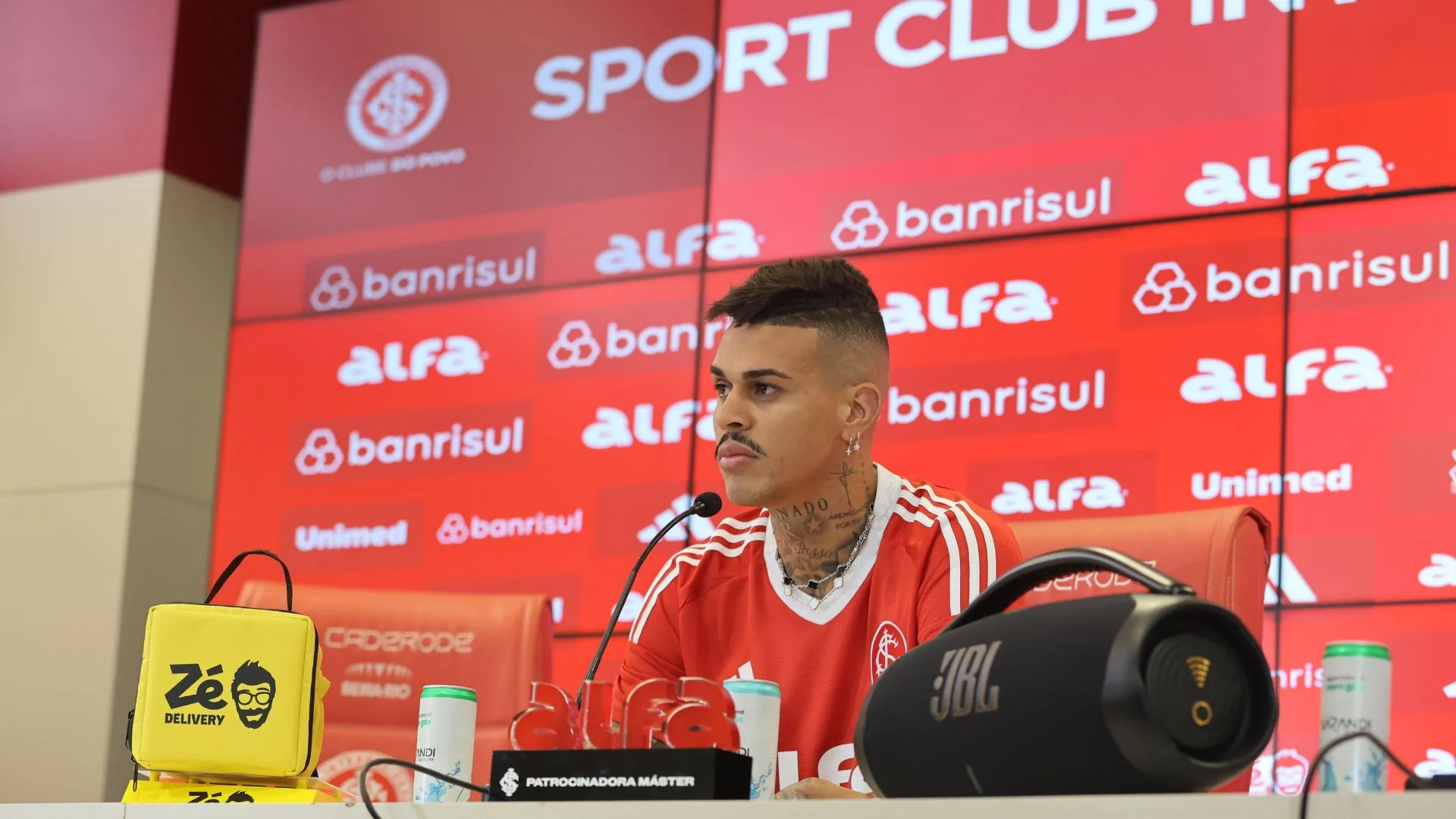Richard é apresentado pelo Internacional, mas não estreia contra o Vasco: “É me adaptar o mais rápido possível”