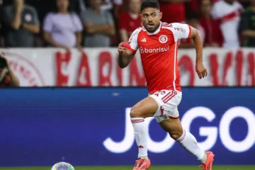 Bruno Tabata diz que Internacional não pode ficar tanto tempo sem título e torcida cobra: “Tem que jogar futebol”