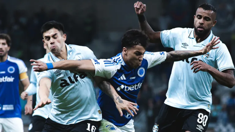 Kaio Jorge brilha com hat-trick, Cruzeiro goleia o Grêmio e torcida explode: “Tiveram um mês para mostrar isso?”