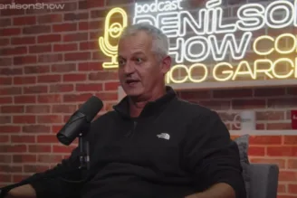 Lisca durante o podcast Denílson Show