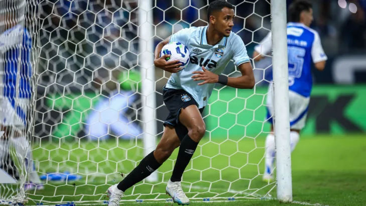 André Henrique tenta esquecer goleada sofrida pelo Grêmio e pensa na Sul-Americana: “Hora de rever algumas coisas” André Henrique tenta esquecer goleada sofrida pelo Grêmio e pensa na Sul-Americana: “Hora de rever algumas coisas”