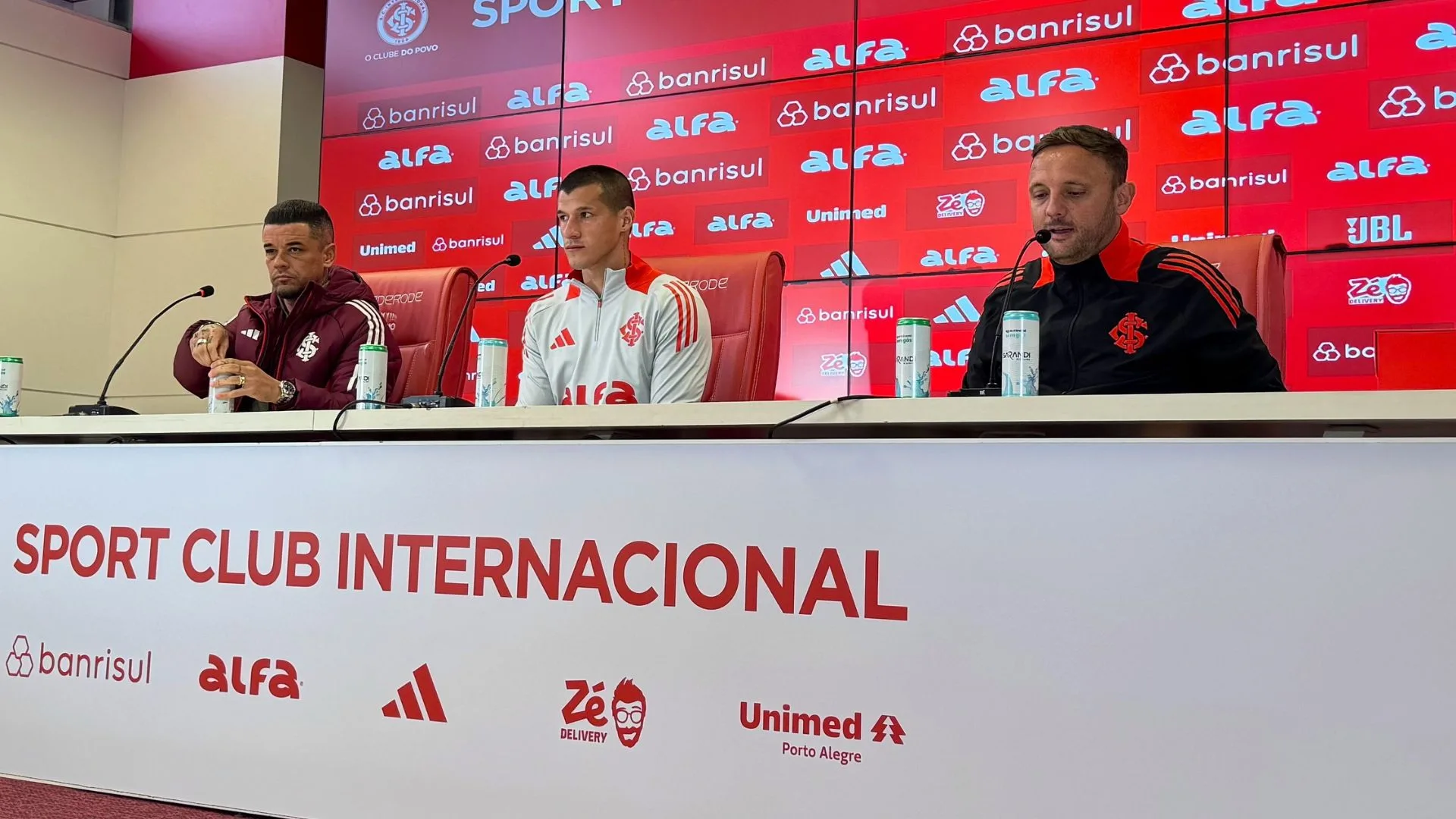 Lateral-direito, Alan Benítez é apresentado oficialmente no Internacional: “Não foi difícil escolher vir para o clube”