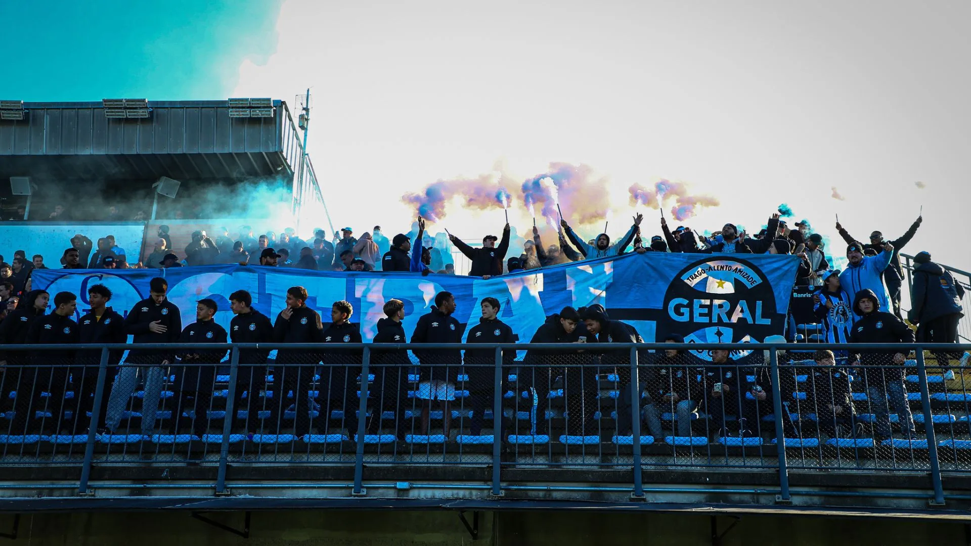 Torcedores do Grêmio provocam o Internacional pelo rebaixamento no Brasileirão Sub-20: “Multi rebaixado”