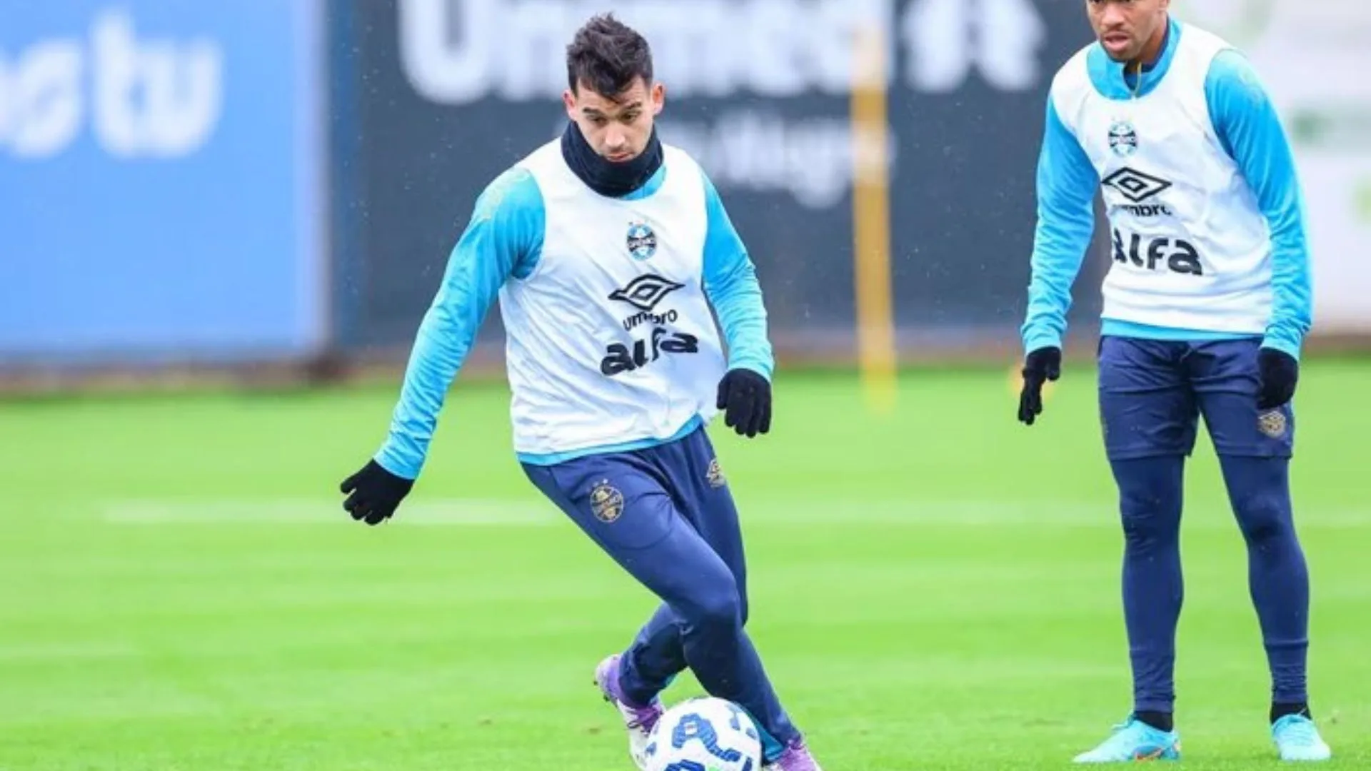 Cristaldo é relacionado no Grêmio, disputa vaga com Riquelme, mas sem confiança da torcida: “À disposição pra que?”