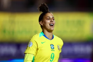 Amanda Gutierres marca pela seleção brasileira feminina