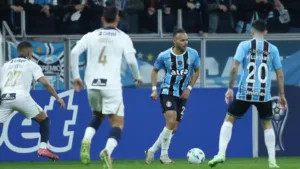 Com gol de Barcos, Grêmio é eliminado da Copa Sul-Americana e sai de campo com gritos de “time sem vergonha”