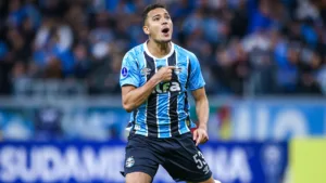 Grêmio deve perder Gustavo Martins por mais cinco jogos e torcedores lamentam: “Infelizmente é de vidro”