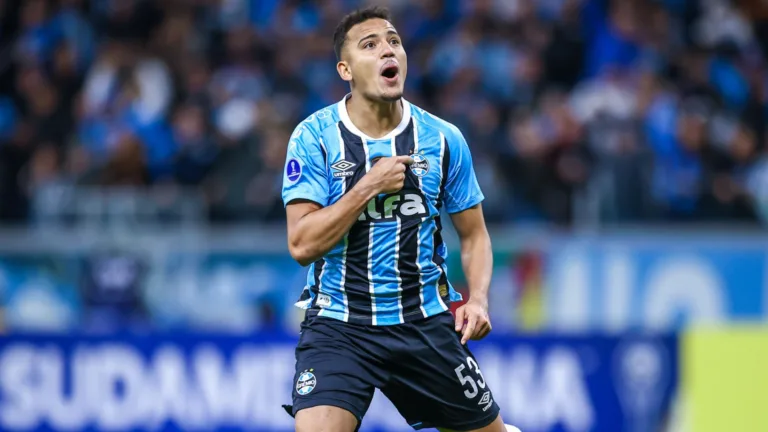 Grêmio deve perder Gustavo Martins por mais cinco jogos e torcedores lamentam: “Infelizmente é de vidro”