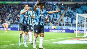 Grêmio vence Fortaleza com dois gols de pênalti no Brasileirão, mas não empolga torcida: “Postura horrorosa”