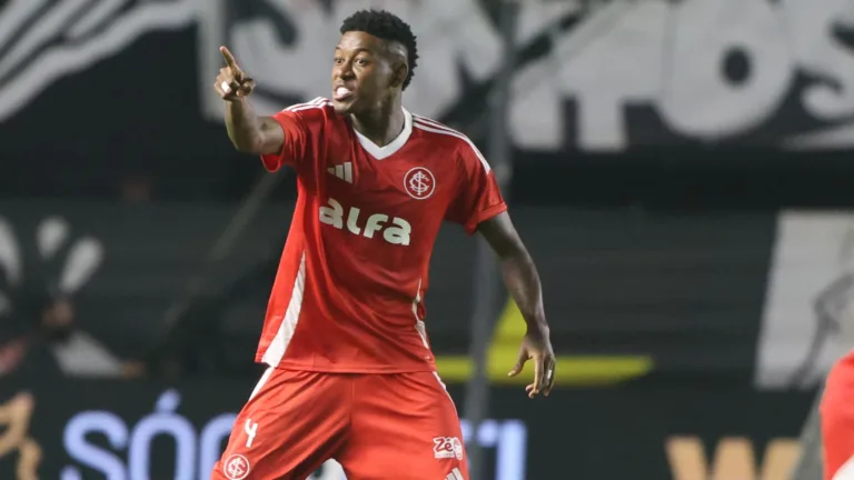 Com Vitão suspenso, Roger Machado tem três alternativas para substituir zagueiro do Internacional