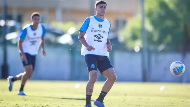 Felipe Carballo se reapresenta ao Grêmio e Saimon Bianchini informa que o clube está “aberto a propostas”