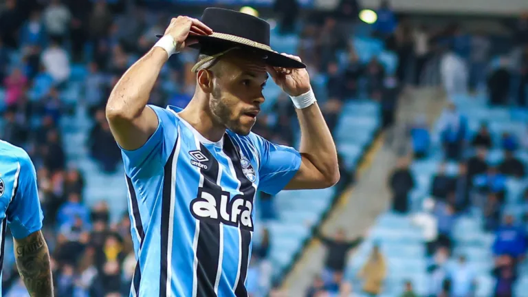 Braithwaite explica comemoração com chapéu e se declara para torcida do Grêmio: “Agora eu também sou gaúcho”