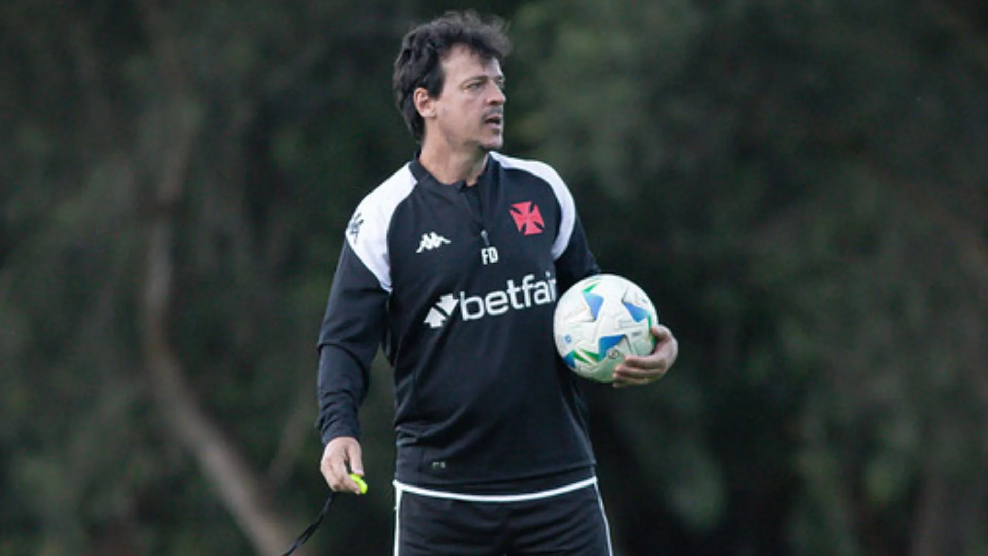 Diniz testa Hugo Moura na zaga e revolta torcedores do Vasco: “A próxima escalação é sempre a pior”