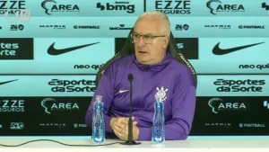 Dorival Júnior comemora gol de Memphis e fim das polêmicas do holandês: “Foi um período muito complicado”