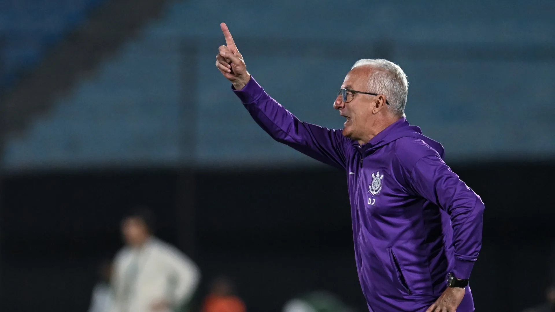 Torcedores do Corinthians fazem lista de dispensa após fala de Dorival Júnior sobre reforços: “Só liberar e negociar”