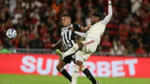 Emerson Royal carimba trave em Flamengo x Atlético-MG e torcida elogia: “Rodinei 2016 com grife”