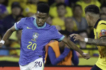 Galvão Bueno banca protagonismo de Estêvão na seleção brasileira após saída do Palmeiras: “Apanha e não faz escândalo”