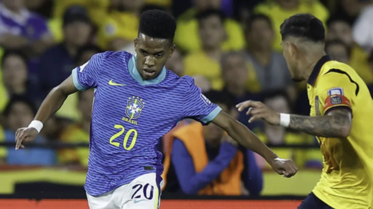 Galvão Bueno banca protagonismo de Estêvão na seleção brasileira após saída do Palmeiras: “Apanha e não faz escândalo”