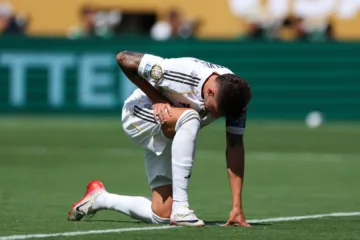 Transmissão da TV Globo flagra jogadores do Real Madrid incrédulos com massacre do PSG: “Todo mundo de cabeça baixa”