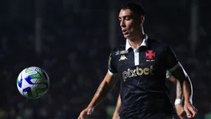 Fernando Diniz ‘desiste’ de Pumita, Vasco cancela empréstimo de Paulinho ao Volta Redonda e torcida lamenta: “Que vergonha”