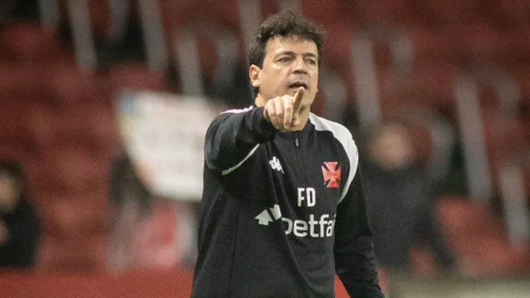 Pedrosa reprova teimosia de Fernando Diniz com escalação de João Victor: “Não tem clima para continuar no Vasco”