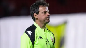 Torcedores do Vasco pedem demissão de Fernando Diniz e sugerem novo técnico: “Tenta o Vojvoda logo”