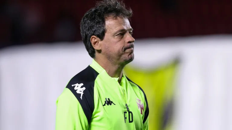 Torcedores do Vasco pedem demissão de Fernando Diniz e sugerem novo técnico: “Tenta o Vojvoda logo”
