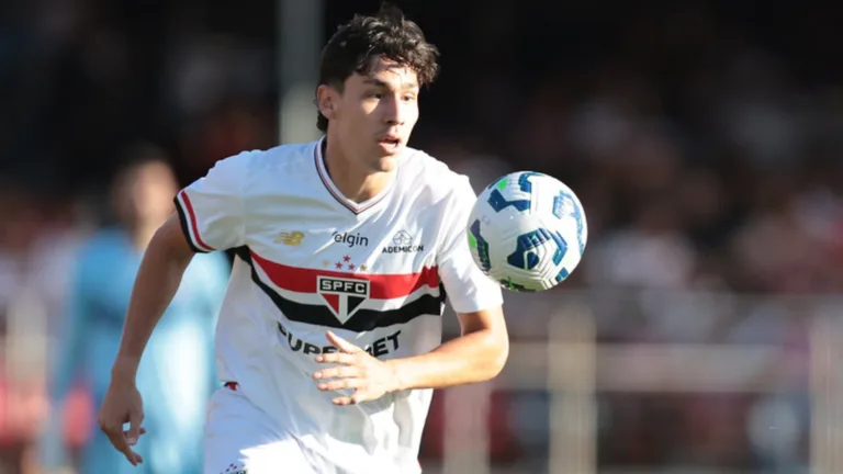 Ferraresi se declara ao São Paulo após falhas e recebe apoio da torcida: “Bola pra frente, joga muito”