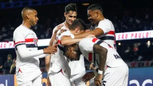 São Paulo poupa titulares, vence Athletico por 2 a 1 e abre vantagem na Copa do Brasil