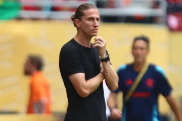 Cicinho faz pedido a Filipe Luís antes do clássico Flamengo x Fluminense: “Pedro tem que jogar”