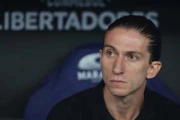 Filipe Luís tem salário de R$ 300 mil no Flamengo e Renato Maurício Prado projeta renovação: “Deve dobrar este valor”