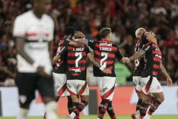 Flamengo vence São Paulo no Brasileirão com direito a “lei do ex” de Luiz Araújo