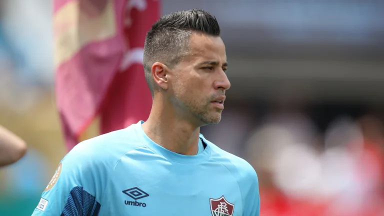 Fábio evita golaço do Al-Hilal e torcida do Fluminense exalta: “Um dos melhores em atividade”