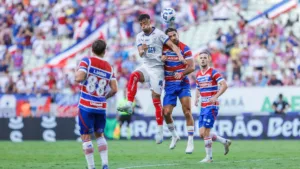 Fortaleza e Bahia empatam por 1 a 1 em jogo marcado por confusão e polêmicas do VAR