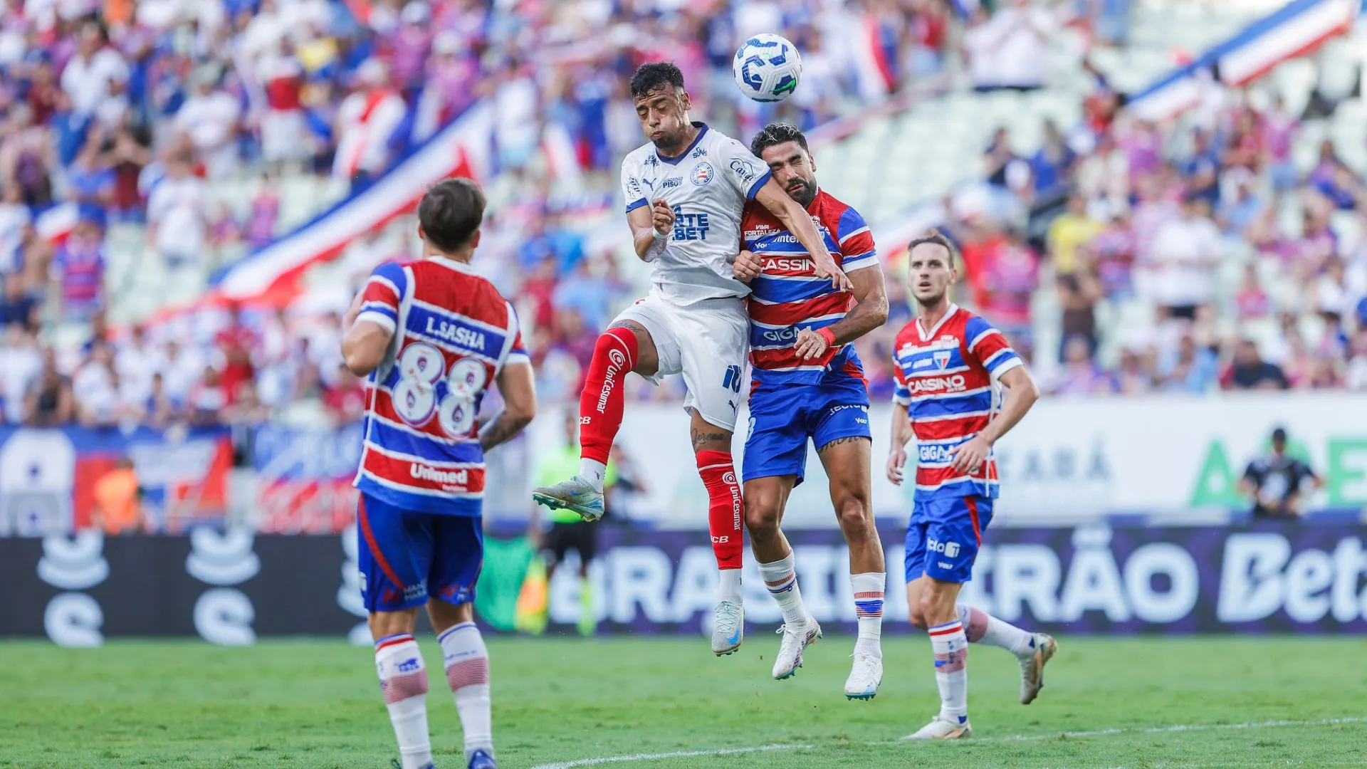 Fortaleza e Bahia empatam por 1 a 1 em jogo marcado por confusão e polêmicas do VAR
