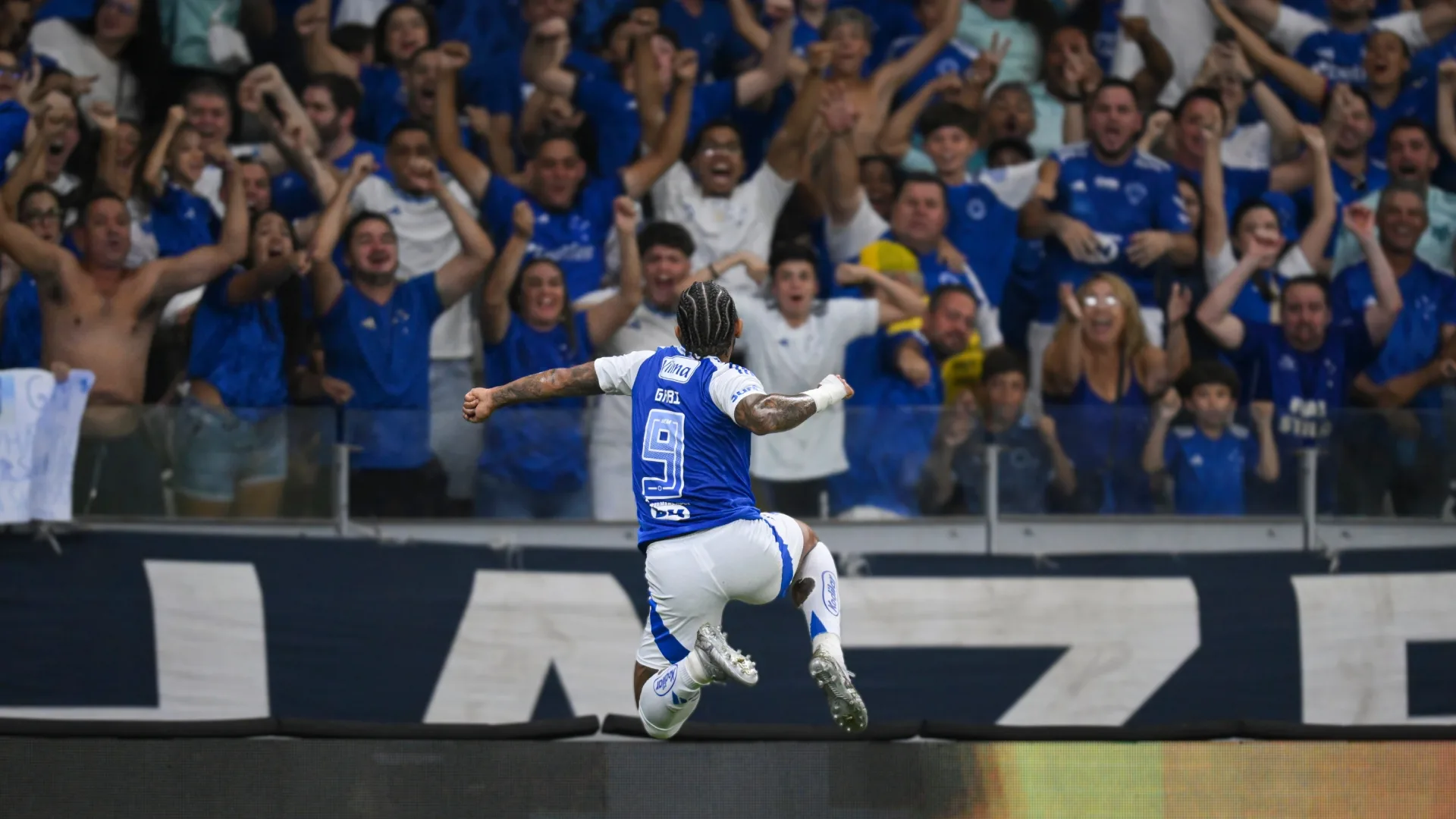 Torcedores de Cruzeiro e Flamengo comemoram absolvição de Gabigol em processo por fraude antidoping: “Eternamente nos nossos corações”