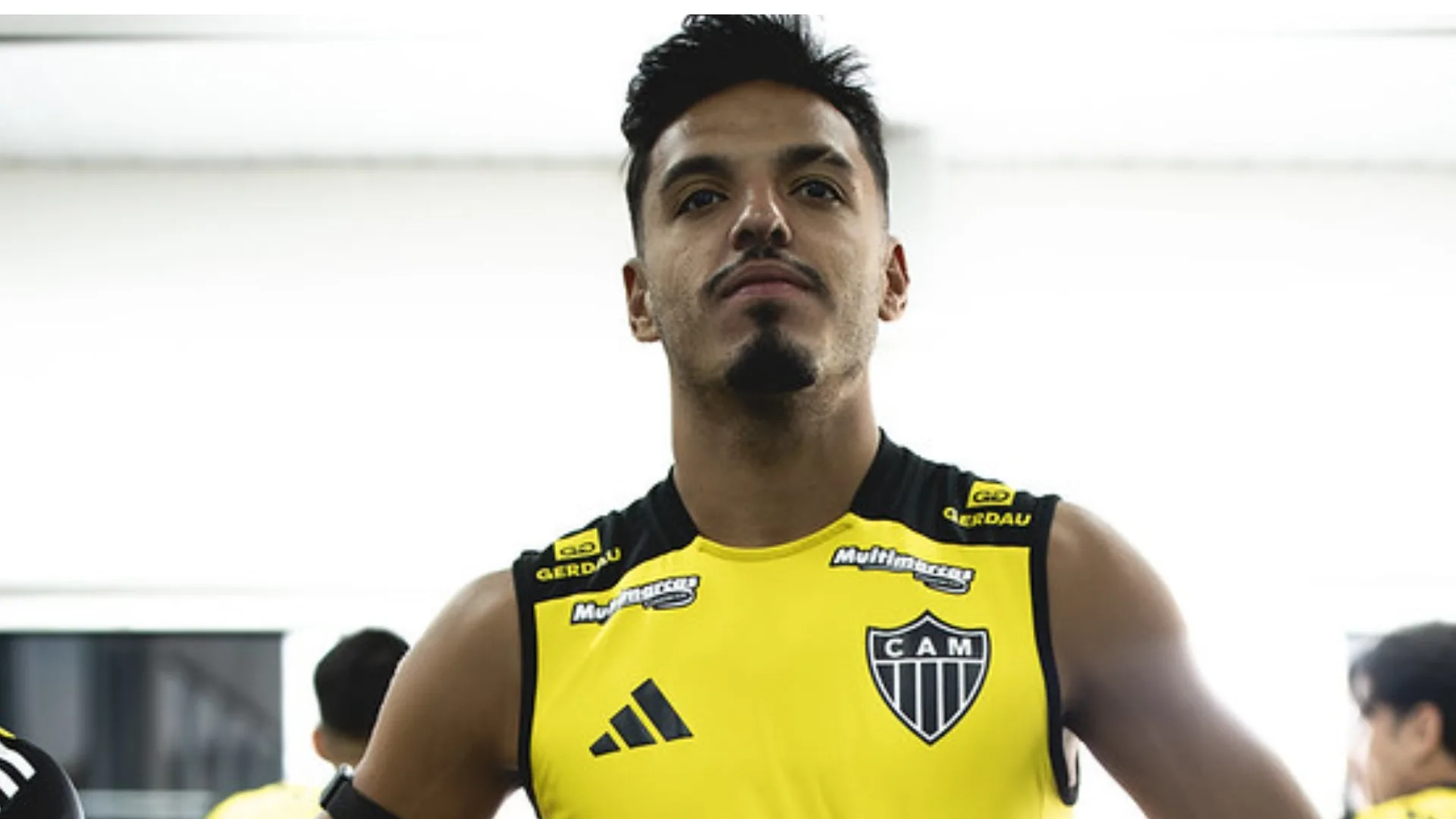 Gabriel Menino comenta presença de torcedores no CT do Atlético-MG antes de viagem: “Não é protesto e sim apoio”