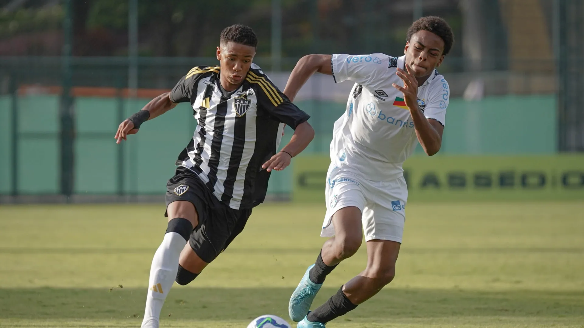 Promessa da base do Atlético-MG, Gabriel Veneno fala de primeiros treinos no profissional: “Dudu conversou bastante comigo”